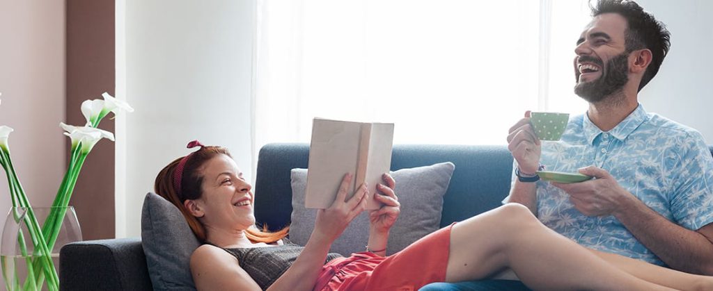 Crea el ambiente más romántico con un Loveseat en tu sala